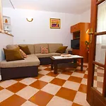 House 1058 * Pula